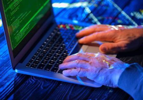 Ontslag terecht door expliciete foto’s op werklaptop